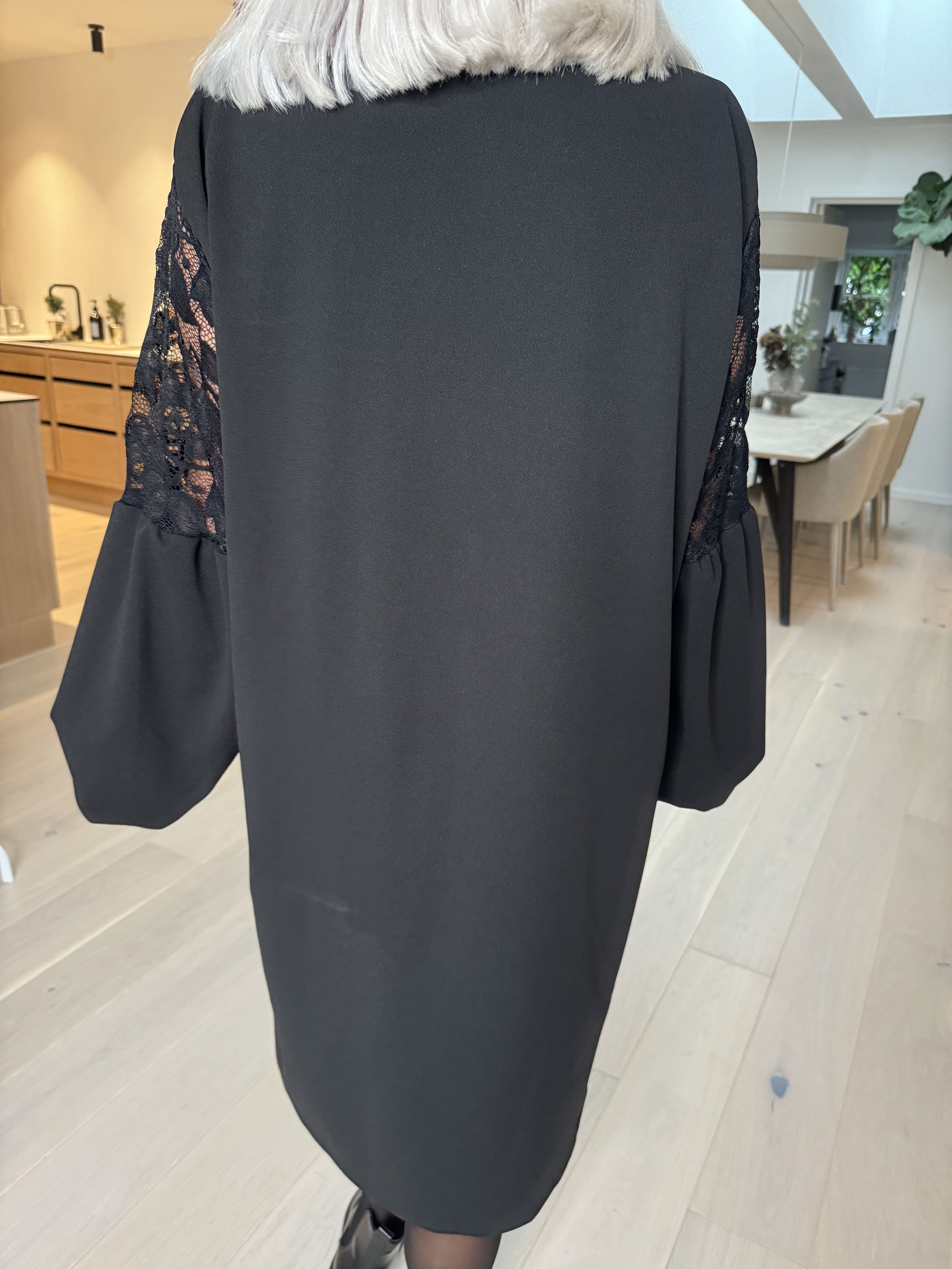 Romance - Fin klänning med ärmar i spets